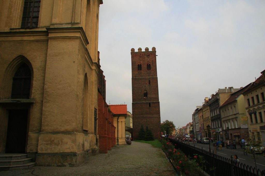 wolno stojąca wieża kościoła w Środzie Śląskiej 