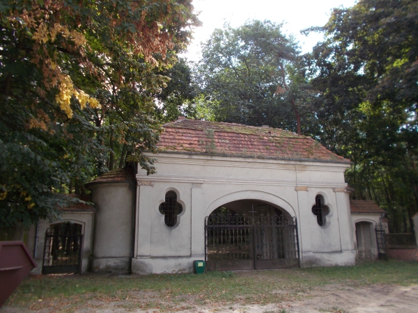 Budynek bramy na cmentarzu Gancarz