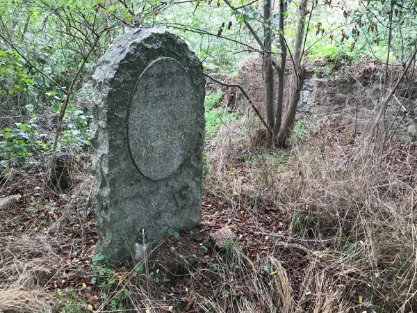 Stary cmentarz w Karnicach