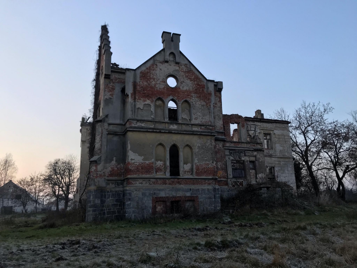 Ruina pałacu w Gałowie