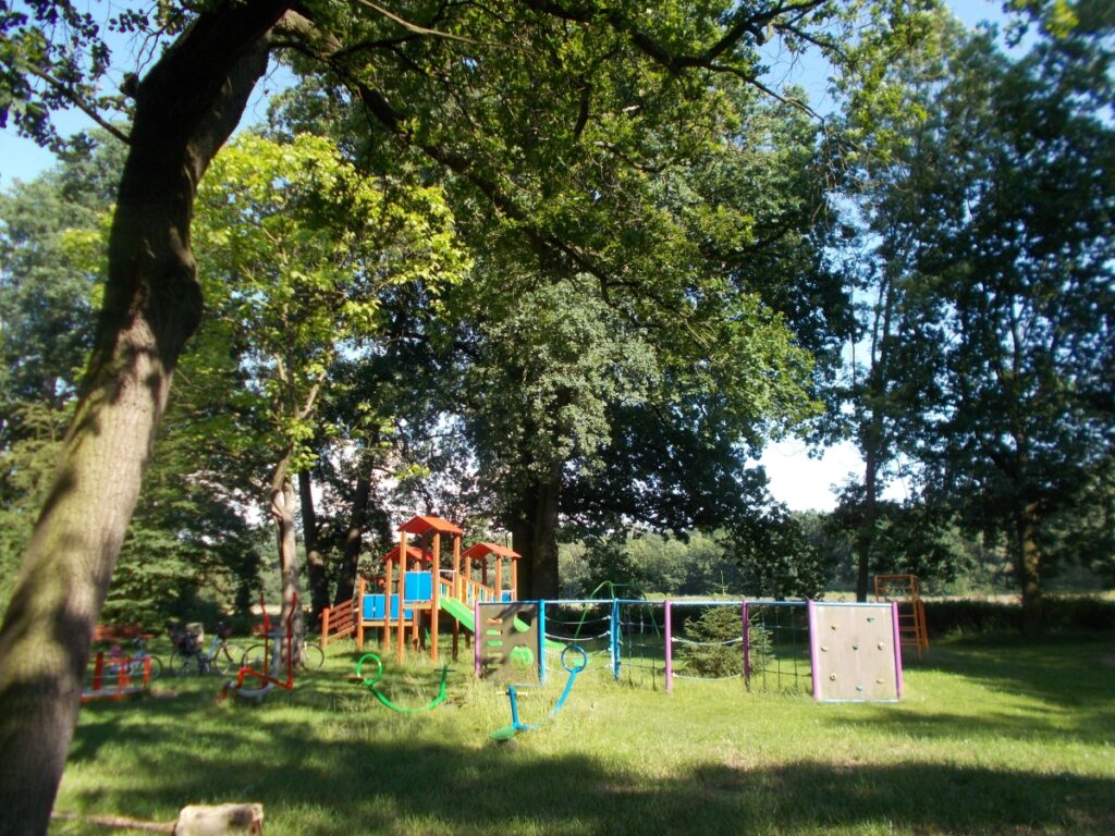 Dawny park dworski w Romnowie. Teraz teren publiczny z altaną i placem zabaw dla dzieci.