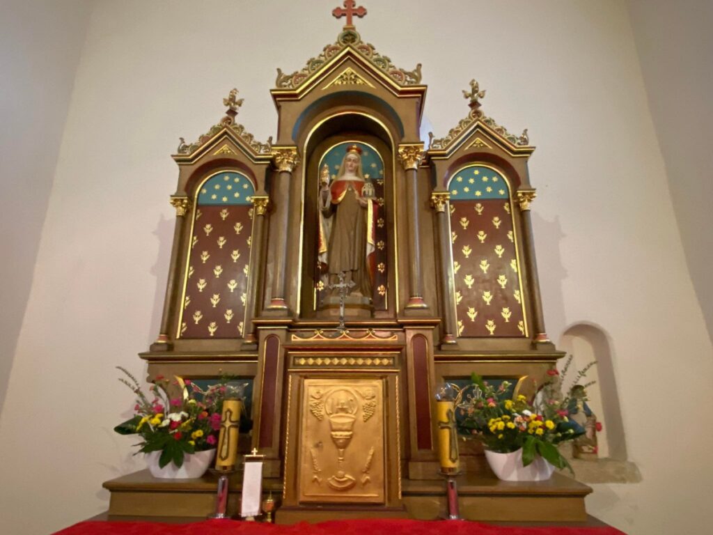 Figura świętej Jadwigi w kościele w Dębicach