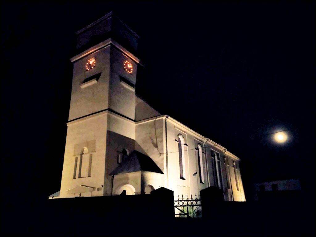 Kościół Męki Pańskiej nocą. Tyniec Legnicki