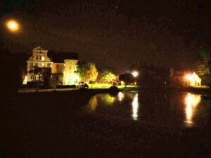 Pałac Brennik nocą