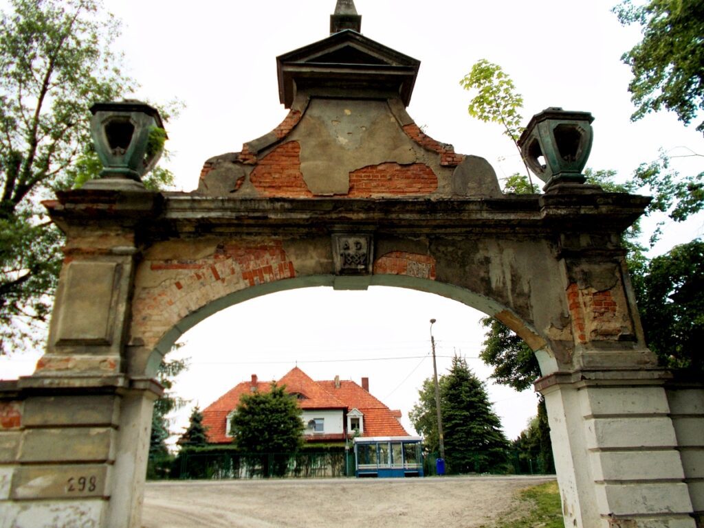 Brama wjazdowa w Chwalimierzu 