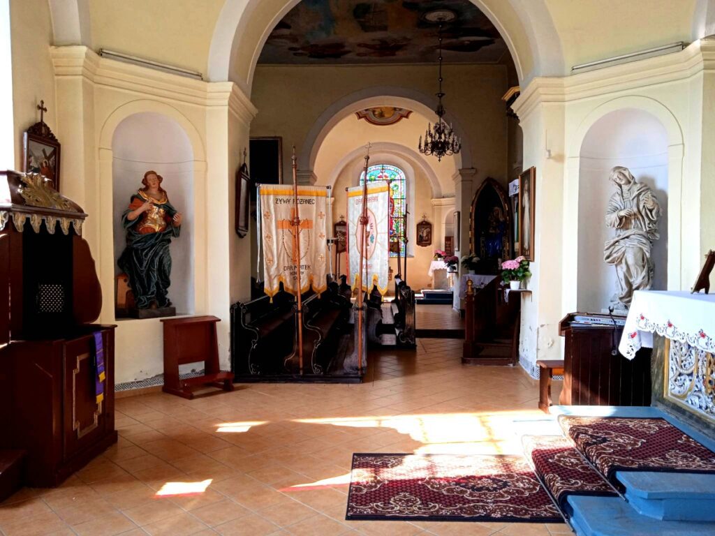 Wnętrze kościoła w Konarach 