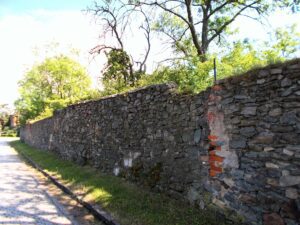 Mur otaczające dawne założenie obronne w Radzikowie.