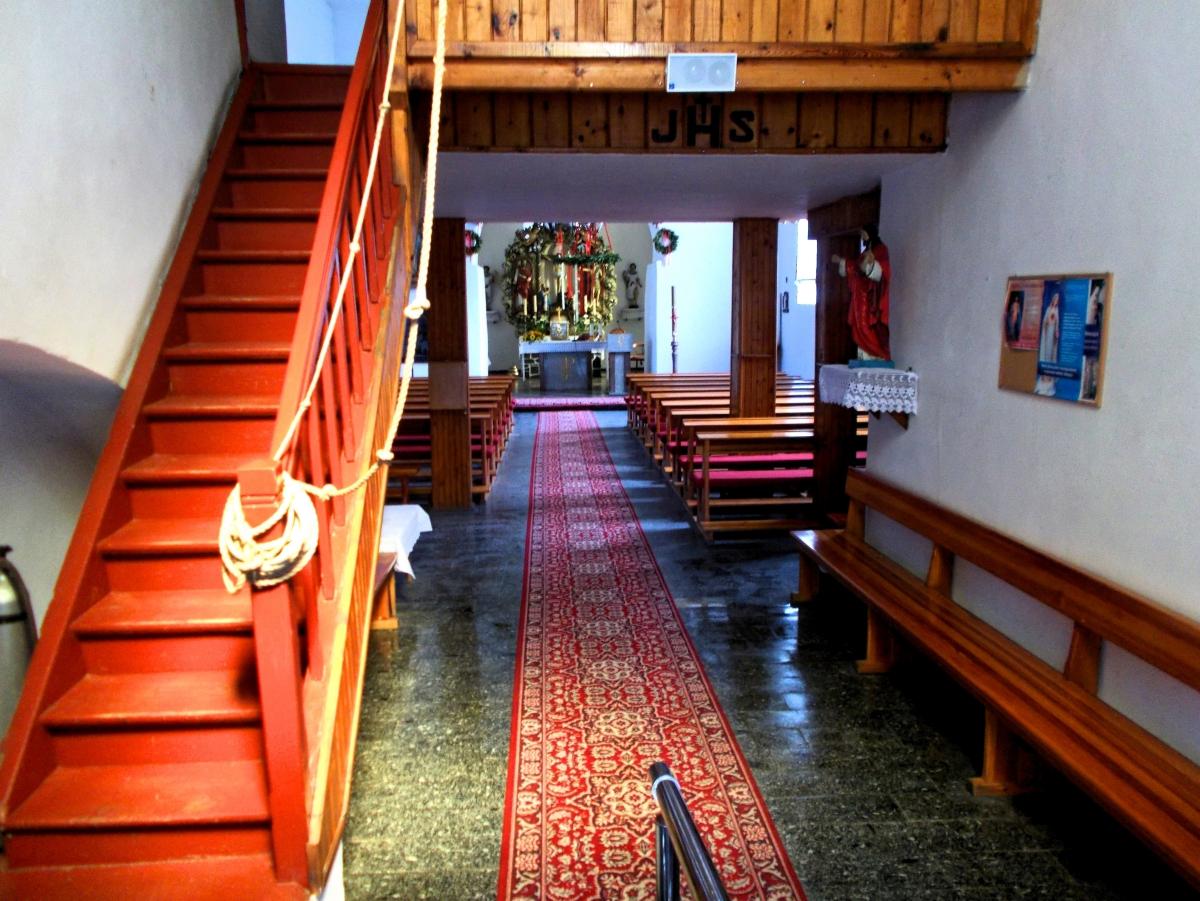 Wnętrze kościoła w Radzikowie.
