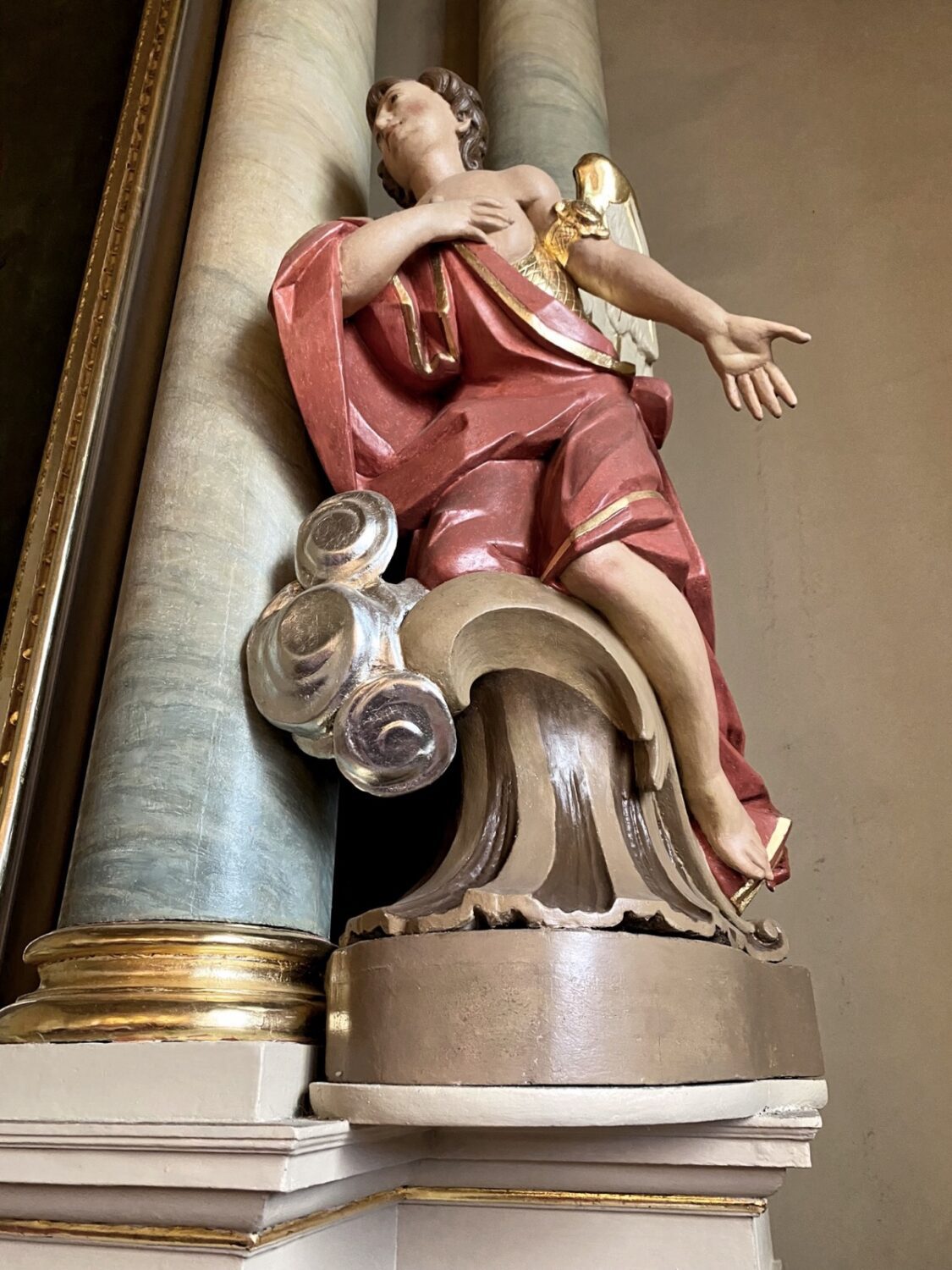 Barokowa figura anioła. Kościół w Bukówku. 
