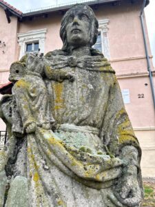Maria z Nazaretu. Posąg ze Świdnicy Polskiej.