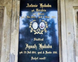 Płyta nagrobna małżeństwa Antonii i Ignatza Hakubów. Grobowiec znajduje się na cmentarzu Mater Dolorosa w Bytomiu.