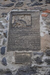 Epitafium na ścianie zewnętrznej bazyliki w Strzegomiu.