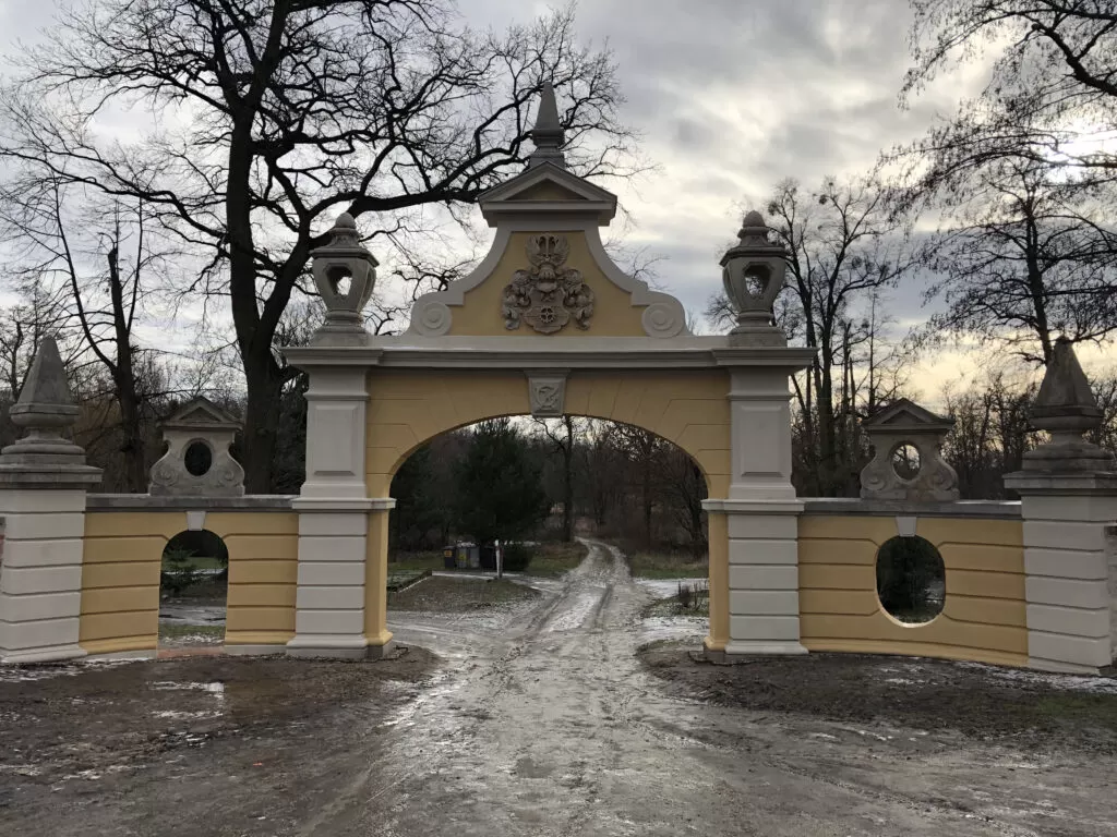 brama wjazdowa do majątku w Chwalimierzu