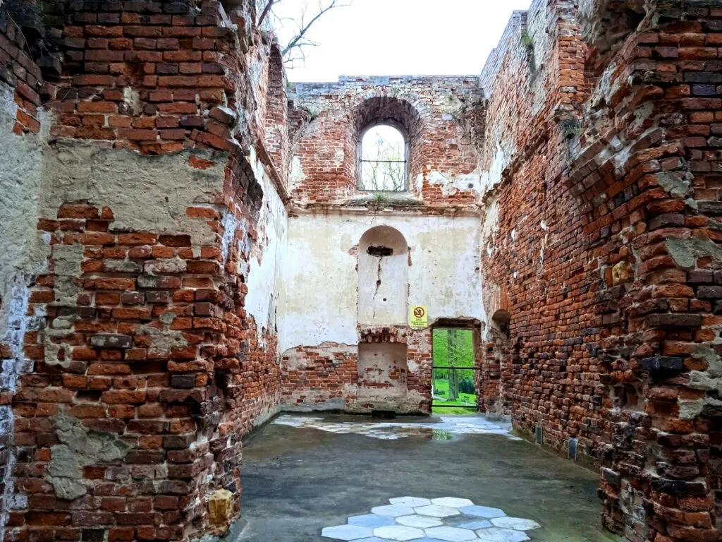 Trwałe ruiny pałacu w Żmigrodzie 