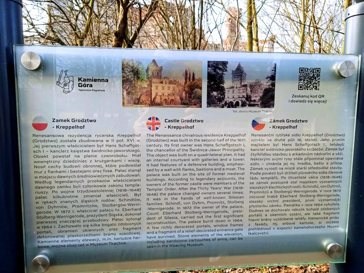 Tablica informacyjna przy zamku Grodztwo 