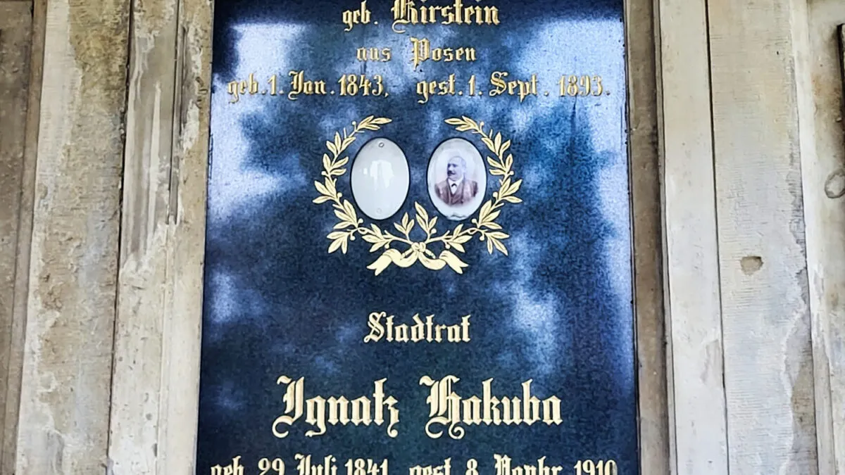 Płyta nagrobna małżeństwa Antonii i Ignatza Hakubów. Grobowiec znajduje się na cmentarzu Mater Dolorosa w Bytomiu.